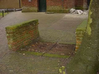 Foto boven: Hoewel de roosters waarschijnlijk in elke Nederlandse plaats hebben gelegen, zijn er nog maar enkele bewaard gebleven. In het dorp Havelte (Dr.) vindt men nog een middeleeuws kerkhof 
met duivelsroosters.